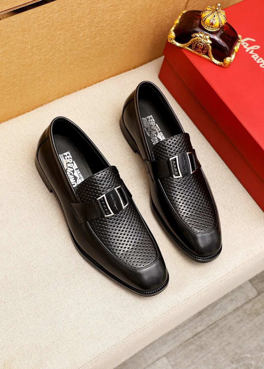 Men's shoes 💰460 💐 Product trademark: Ferragamo "Ferragamo" casual leather shoes Regular size: 38-44 (45.46🉑️customized) Product materials: Selected imported first-layer calfskin embossed upper + luxury hardware buckle, imported water-dyed cow leather lining. Strong three-dimensional visual effect, original rubber outsole Color: 1⃣️color optional